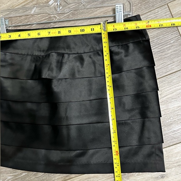 🛍️ cute little black mini skirt with excellent condition. - Picture 3 of 7